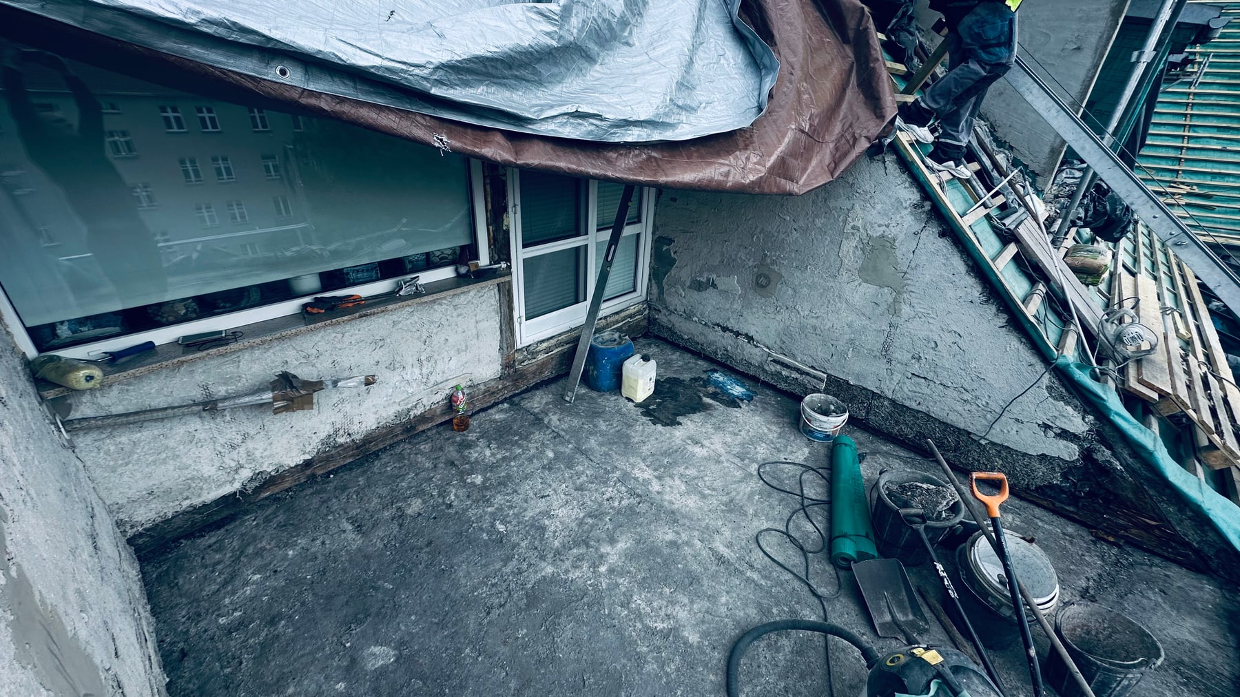 Демонтаж покриття на відкритій терасі
