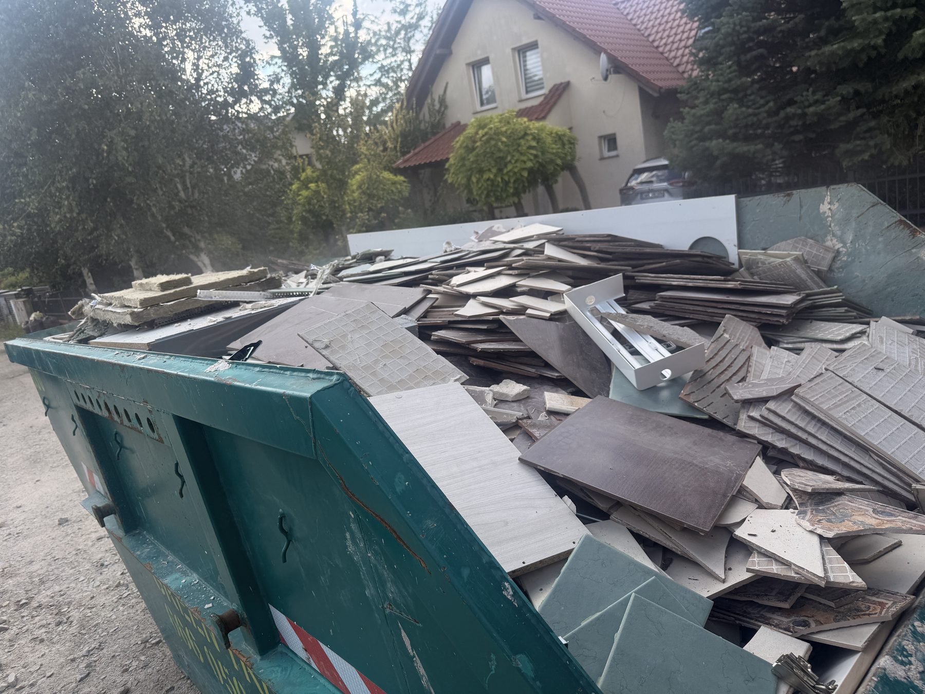 Будівельні відходи після демонтажу