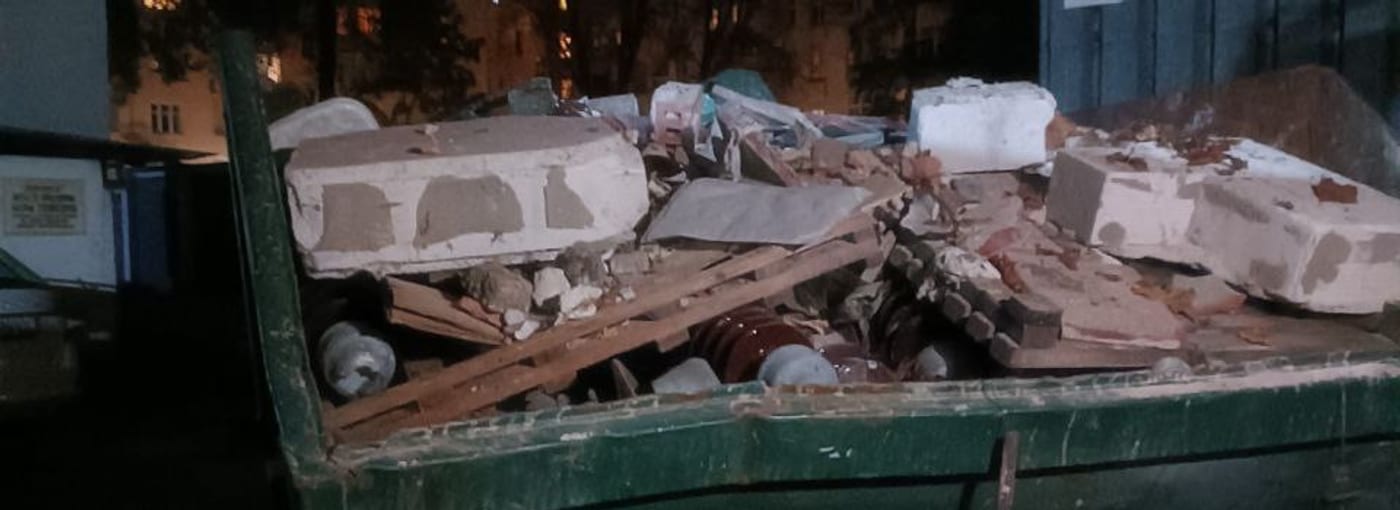 Будівельні уламки, підготовлені до вивезення